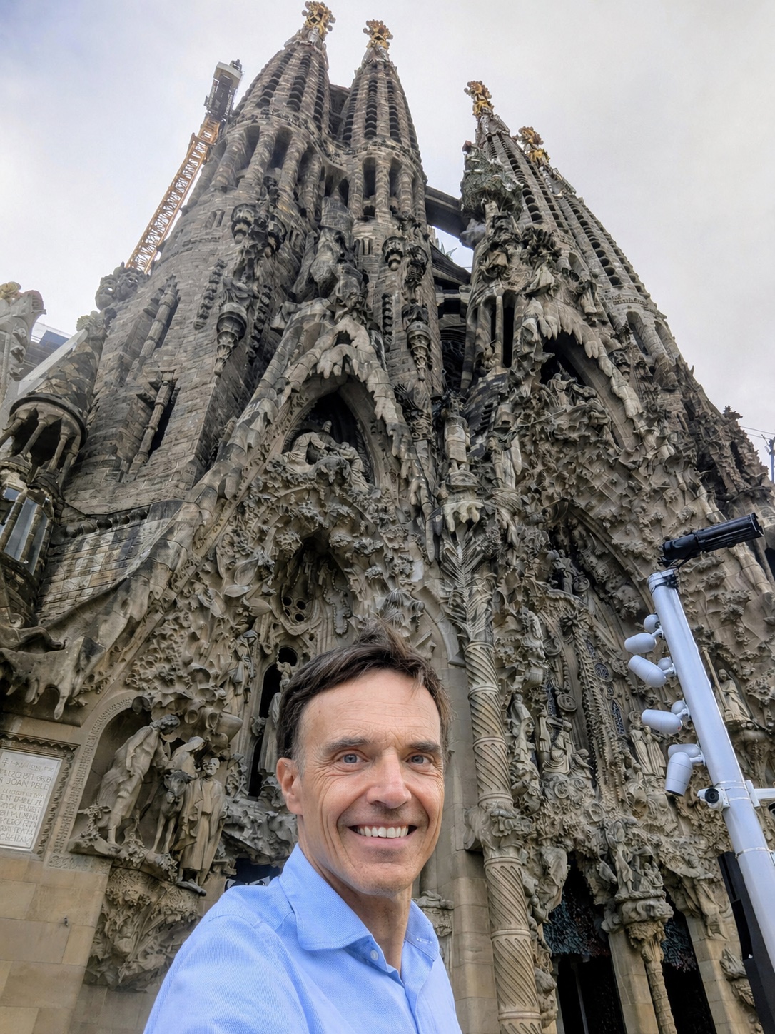 José frente a la Sagrada Familia de Barcelona