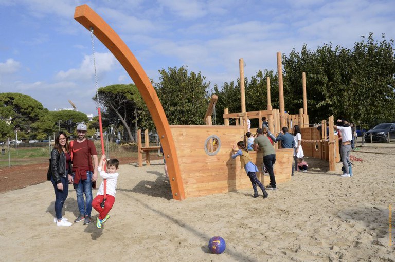 Zona de juegos infantiles junto a la playa de Castelldefels