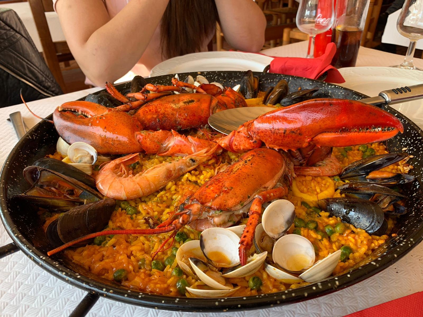 Mesa preparada con comida en Castelldefels