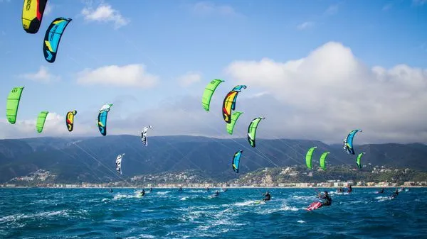 Kitesurf frente a la costa de Castelldefels